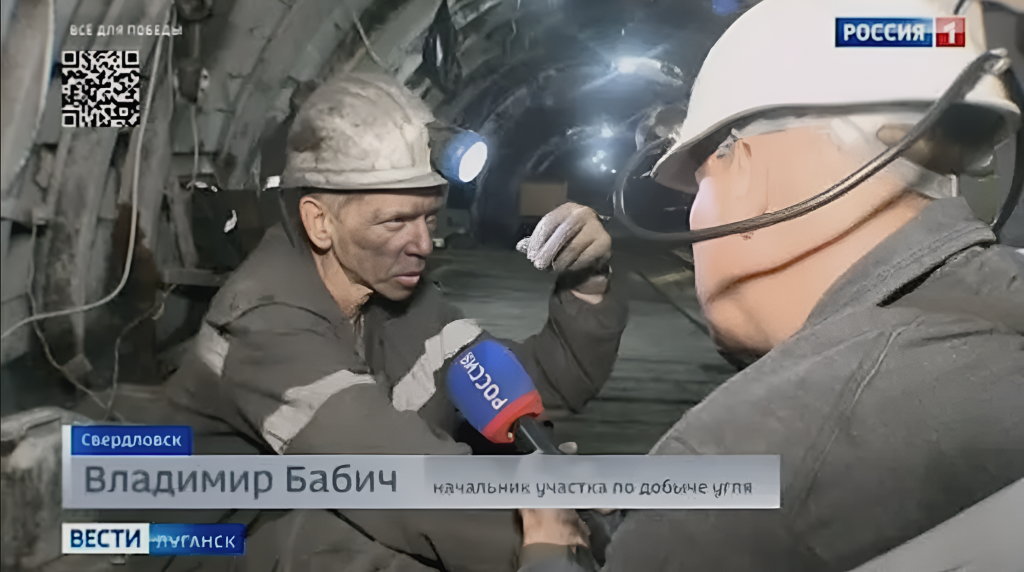 Начальник участка в шахте дает интервью