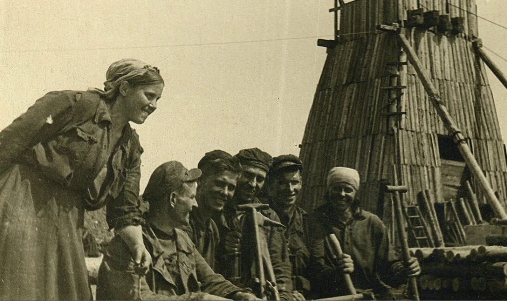 Фотография бригады зарубщиков на шахте «Нежданная» Фотография бригады зарубщиков на шахте «Нежданная»
